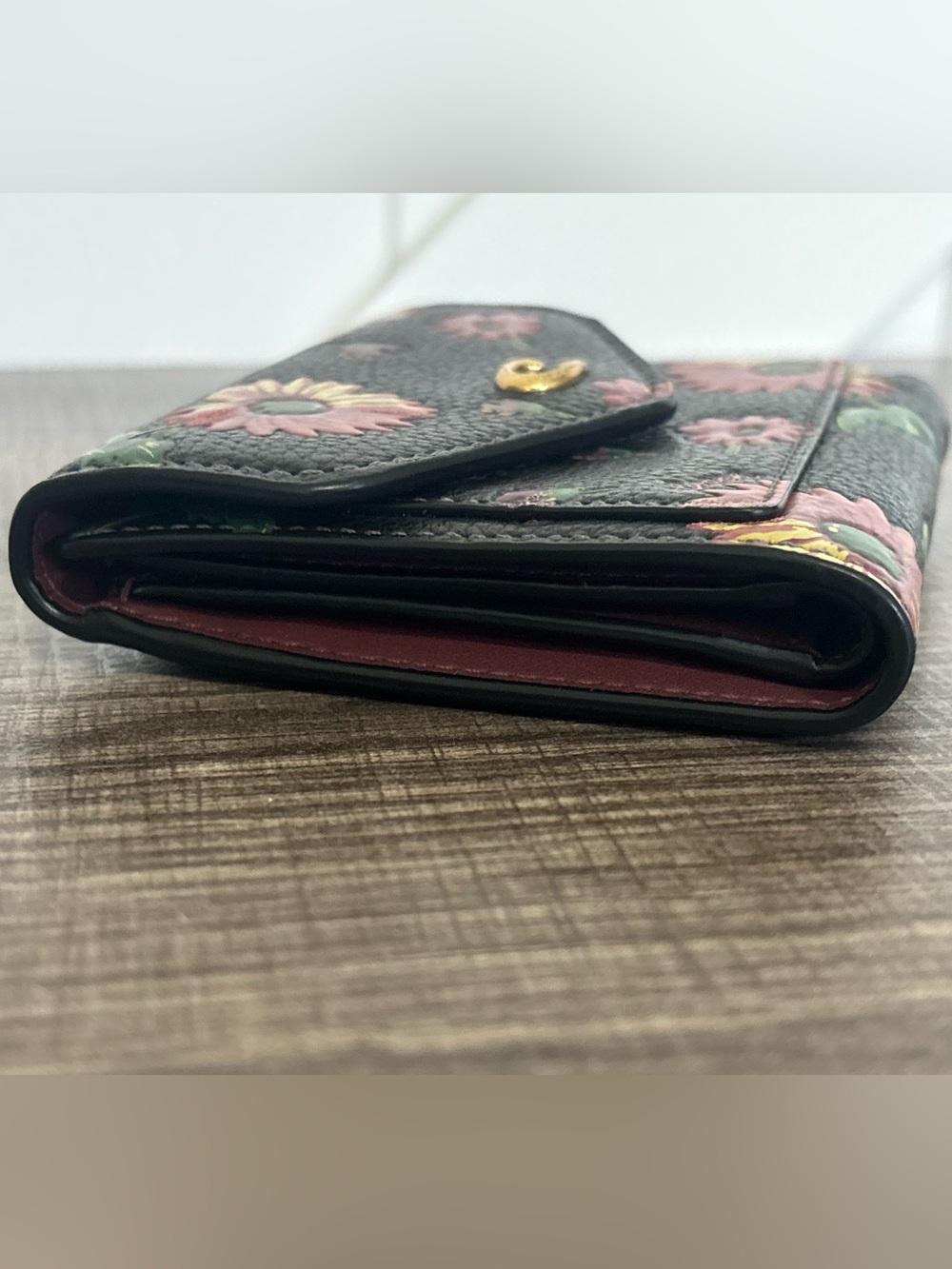EUC Coach Leather Wyn Wallet in Printed Floral - Picture 5 of 13